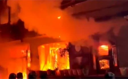 इंदौर में भीषण हादसा : घर में लगी आग, फटे गैस सिलेंडर, आठ लोग जिंदा जले