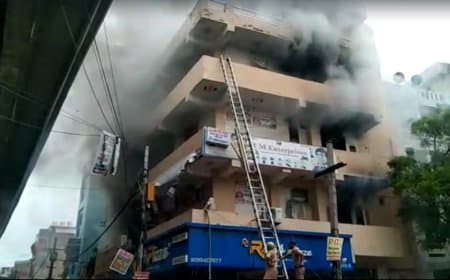 दिल्ली: चार मंजिला इमारत में लगी आग, एक ही परिवार के सात लोगों की मौत