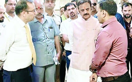 निरीक्षण में खुली पोल, मरीजों ने घेरा तो डिप्टी सीएम डीन पर भड़के