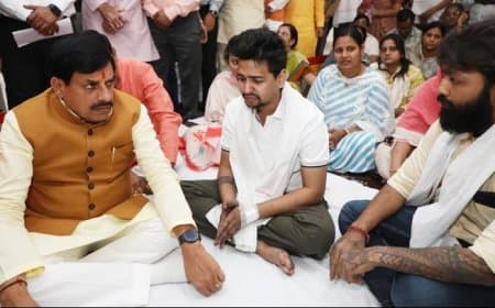 इंदौर अग्निकांड: परिजनों से मिले CM, दिए उच्च स्तरीय जांच केआदेश, हादसे में आठ  की हुई थी मौत