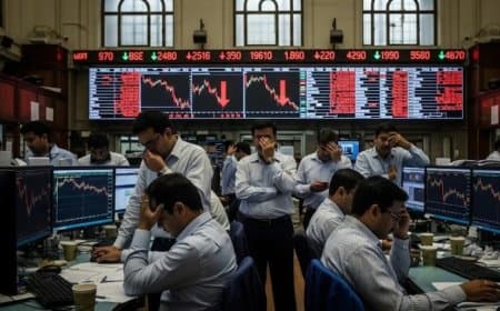 भारत: औंधे मुंह गिरा शेयर बाजार... खुलते ही सेंसेक्स 1556 अंक लुढ़का