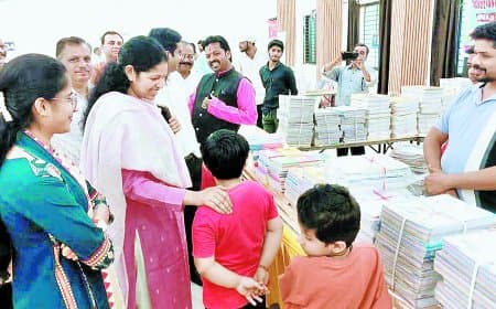 दो दिवसीय पुस्तक मेला: छूट का था वायदा लेकिन अभिभावक लुट गए