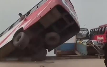 बांग्लादेश: नाव पर चढ़ा रहे थे बस, नदी में गिरी, 25 की डूबने से मौत