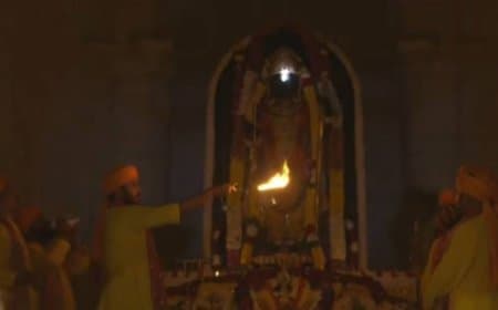 अयोध्या: रामनवी पर अभिजीत मुहूर्त में किया गया रामलला का सूर्य तिलक 