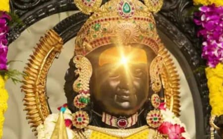 अयोध्या: रामनवी पर अभिजीत मुहूर्त में किया गया रामलला का सूर्य तिलक 