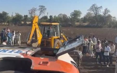 मध्यप्रदेश: चालक की लापरवाही से पलटी बस, एक की मौत, 15 घायल