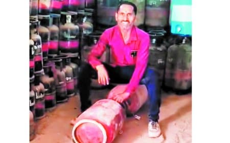 रीवा में गैस एजेंसी गोदाम में अवैध रिफिलिंग का वीडियो वायरल, मचा हड़कंप