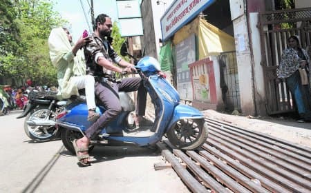 काऊ कैचर बना मुसीबत, गौवंश नहीं एम्बुलेंस फंसी, अस्पताल गेट पर बढ़ा खतरा