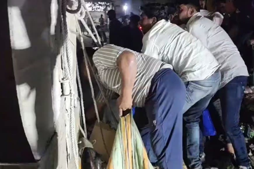 मध्याप्रदेश: धार में पलटा ट्रक... 300 पेटियां बीयर लूट ले गए लोग