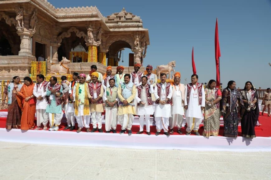 मध्यप्रदेश: पारंपरिक परिधान में नजर आया मोहन मंत्रिमंडल
