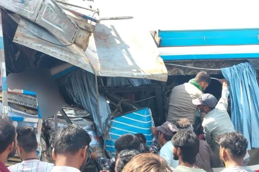 हादसा: ट्रेलर और बस की जोरदार टक्कर, पांच लोगों की मौत