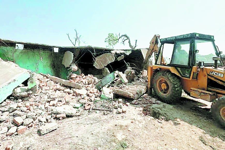 मंदिर के मेड़ पर निर्मित 18 मकानों को ननि ने जेसीबी से किया ध्वस्त
