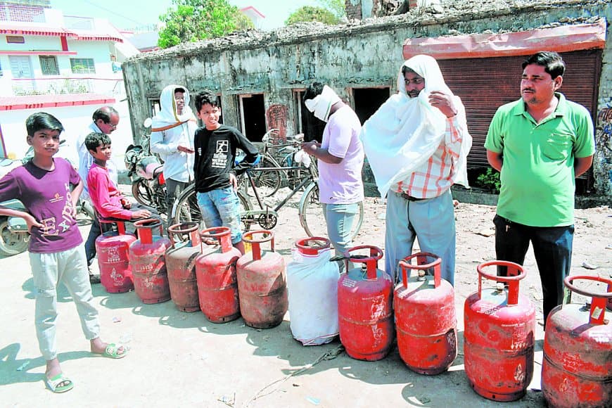 गैस संकट से एजेंसियों पर कतारें, प्रशासन बोला कमी नहीं सिर्फ सर्वर समस्या