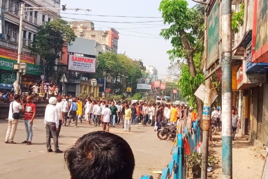 कोलकाता: भाजपा-टीएमसी समर्थकों में टकराव... गाड़ी पर पथराव