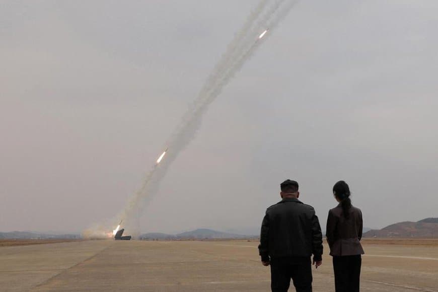 जंग के बीच शक्ति प्रदर्शन: उत्तर कोरिया ने किया रॉकेट लॉन्चर का सफल परीक्षण