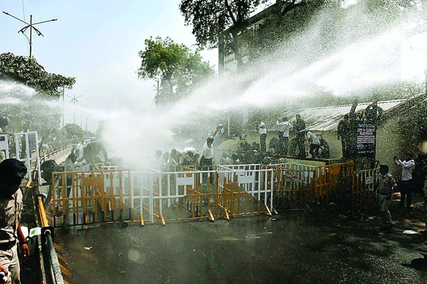 रीवा में एनएसयूआई प्रदर्शन पर बवाल, पुलिस ने छोड़े आंसू गैस और वाटर कैनन