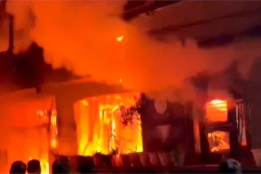 इंदौर में भीषण हादसा : घर में लगी आग, फटे गैस सिलेंडर, आठ लोग जिंदा जले