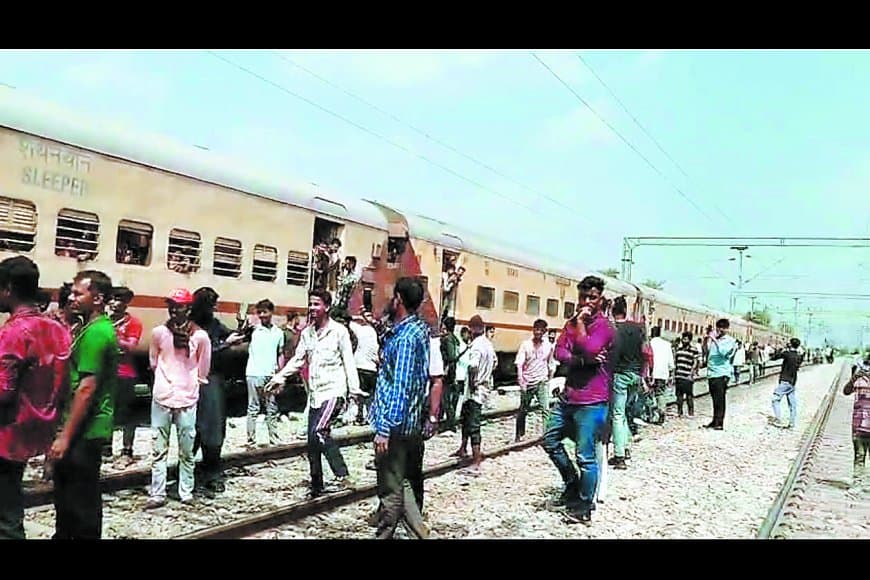 मारकुंडी स्टेशन पर यात्रियों का हंगामा, लाल तौलिया दिखाकर रोकी एक्सप्रेस ट्रेन