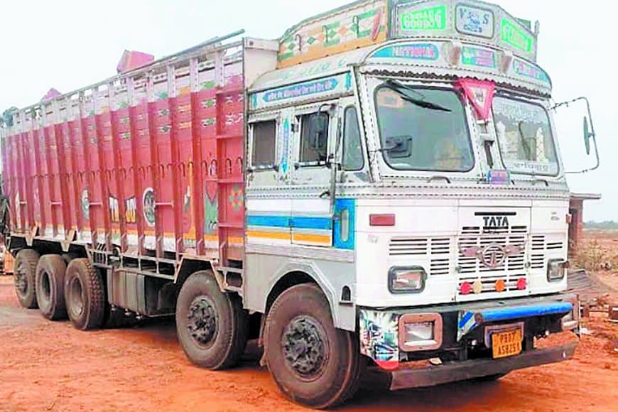 कीमती लकड़ी घोटाले में चालक गिरफ्तार, दो आरक्षक लाइन अटैच, मास्टरमाइंड फरार