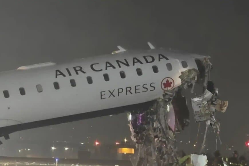 अमेरिका: न्यूयॉर्क एयरपोर्ट पर ट्रक से टकराया विमान, 2 की मौत, 70 घायल