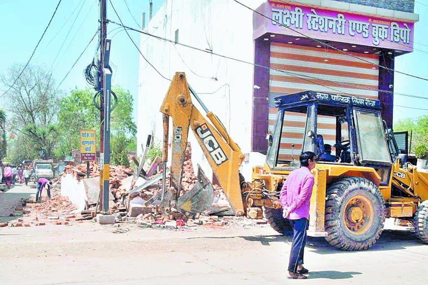 जमीन कहीं और खरीदी, रजिस्ट्री में दिखा दी सरकारी जमीन और तान दिया तीन मंजिला मकान, चलेगा बुलडोजर!