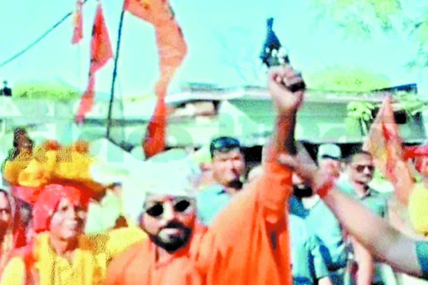कलश यात्रा में हर्ष फायरिंग, गनमैन ने लोड की रिवाल्वर साधू ने चलाई गोली