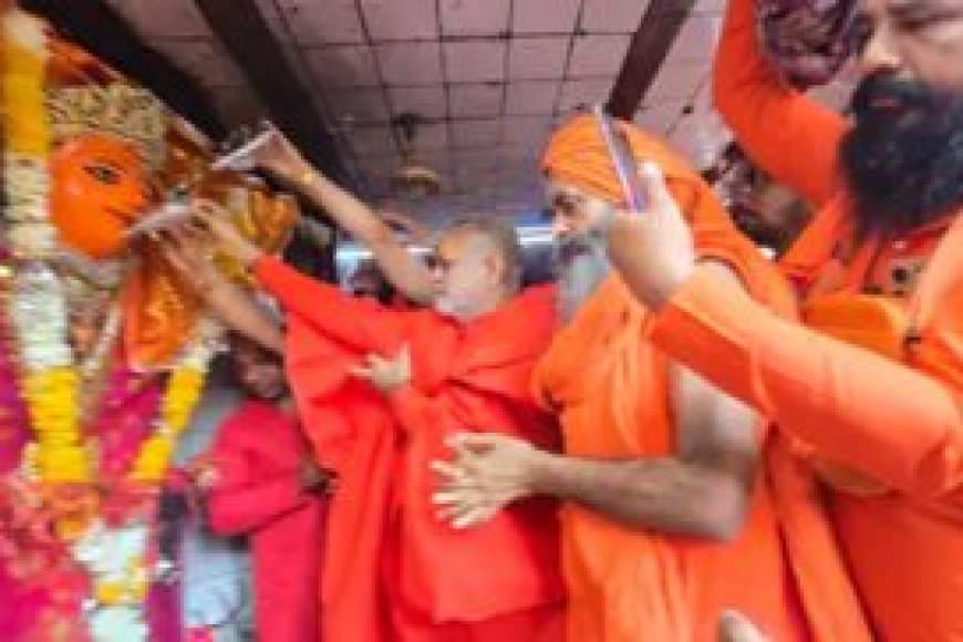 उज्जैन में महाअष्टमी पर उमड़ा श्रद्धा का सैलाब: 28 किमी लंबी नगर पूजा में माता को अर्पित किया गया मदिरा का भोग