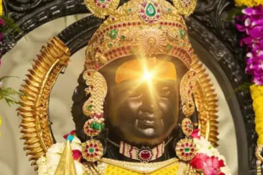 अयोध्या: रामनवी पर अभिजीत मुहूर्त में किया गया रामलला का सूर्य तिलक 