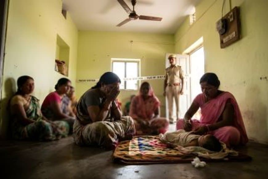 ममता शर्मसार: गर्मी और बिजली कटौती से परेशान मां ने लगाई फांसी, 6 माह की बच्ची की जान लेने का भी किया प्रयास