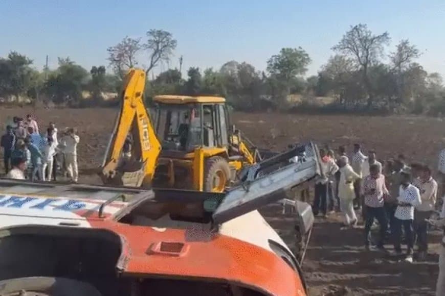 मध्यप्रदेश: चालक की लापरवाही से पलटी बस, एक की मौत, 15 घायल