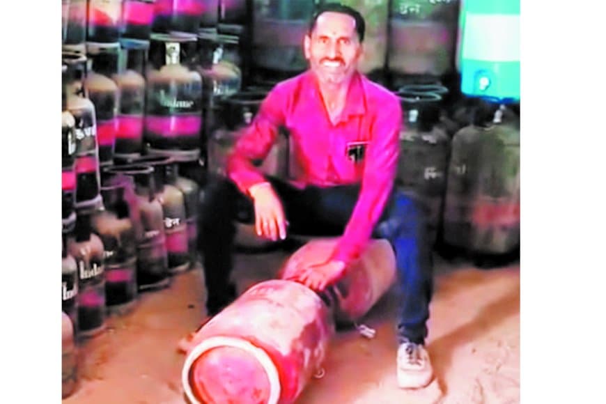 रीवा में गैस एजेंसी गोदाम में अवैध रिफिलिंग का वीडियो वायरल, मचा हड़कंप