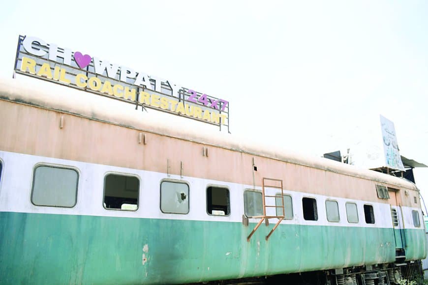 बिजली बकाया में फंसा कोच रेस्टोरेंट, सालभर में उजड़ा, फिर कबाड़ बना ढांचा