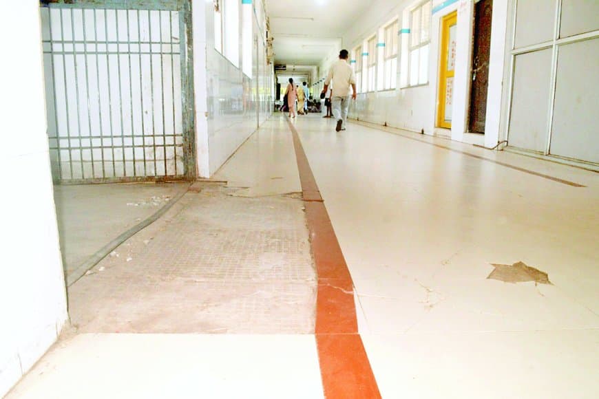सालभर में उखड़ी टाइल्स, जिला अस्पताल की गुणवत्ता और लापरवाही पर उठे गंभीर सवाल