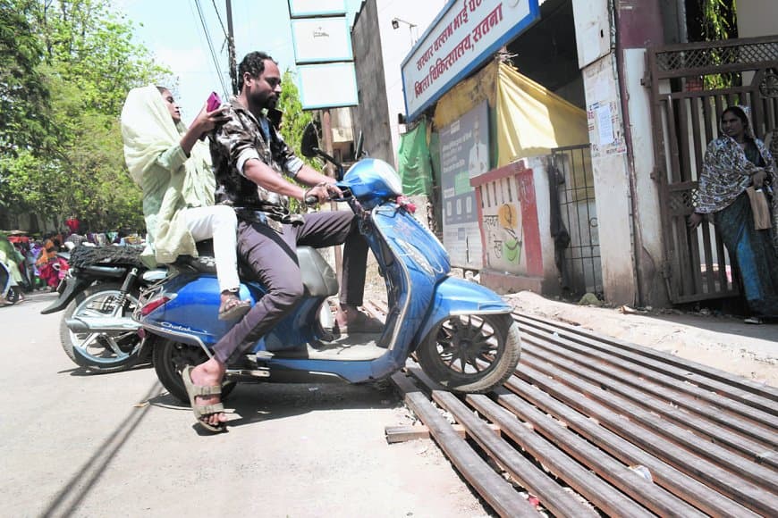 काऊ कैचर बना मुसीबत, गौवंश नहीं एम्बुलेंस फंसी, अस्पताल गेट पर बढ़ा खतरा