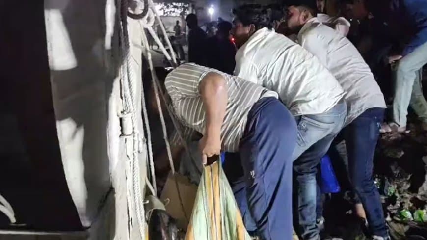 मध्याप्रदेश: धार में पलटा ट्रक... 300 पेटियां बीयर लूट ले गए लोग