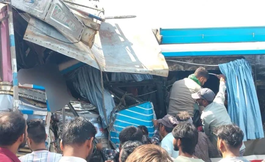 हादसा: ट्रेलर और बस की जोरदार टक्कर, पांच लोगों की मौत