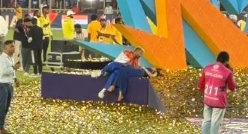 Hardik-Mahieka Controversy: T20 वर्ल्ड कप स्टेज पर 'रोमांस' देख भड़के यूजर्स, वीडियो वायरल