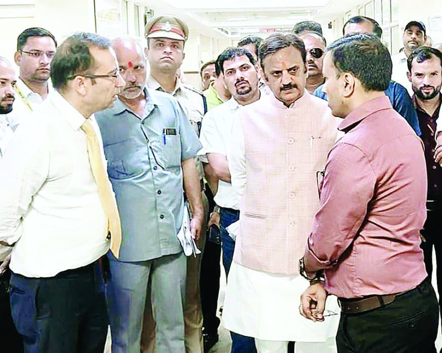 निरीक्षण में खुली पोल, मरीजों ने घेरा तो डिप्टी सीएम डीन पर भड़के