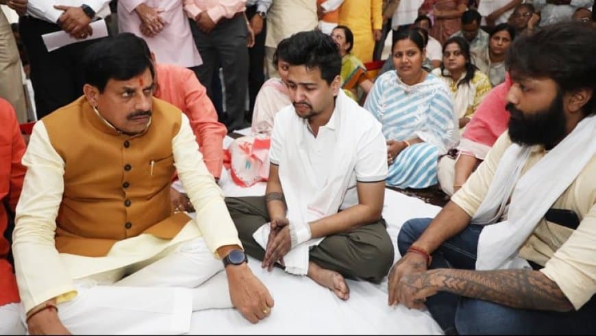 इंदौर अग्निकांड: परिजनों से मिले CM, दिए उच्च स्तरीय जांच केआदेश, हादसे में आठ  की हुई थी मौत