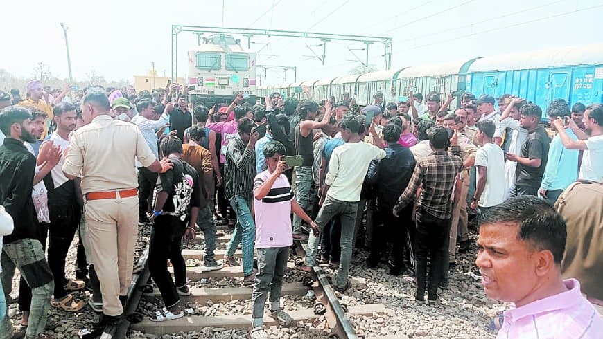 स्पेशल ट्रेन लेट, बांसापहाड़ में यात्रियों का हंगामा, सुरक्षा व्यवस्था पर उठे सवाल