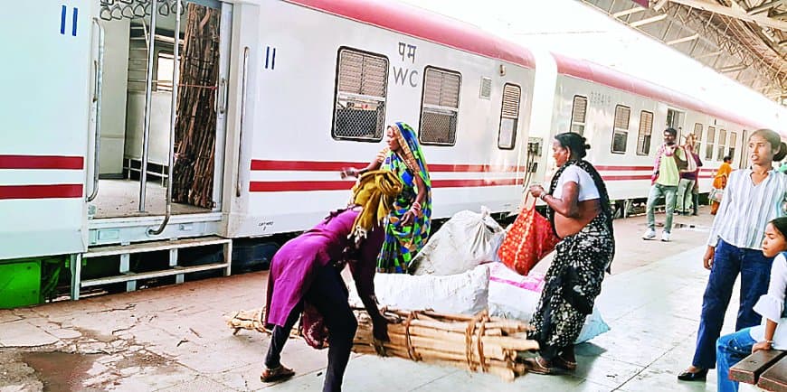 गैस संकट में लकड़ी महंगी, मेमू ट्रेन बनी ढुलाई का जरिया, सुरक्षा खतरे