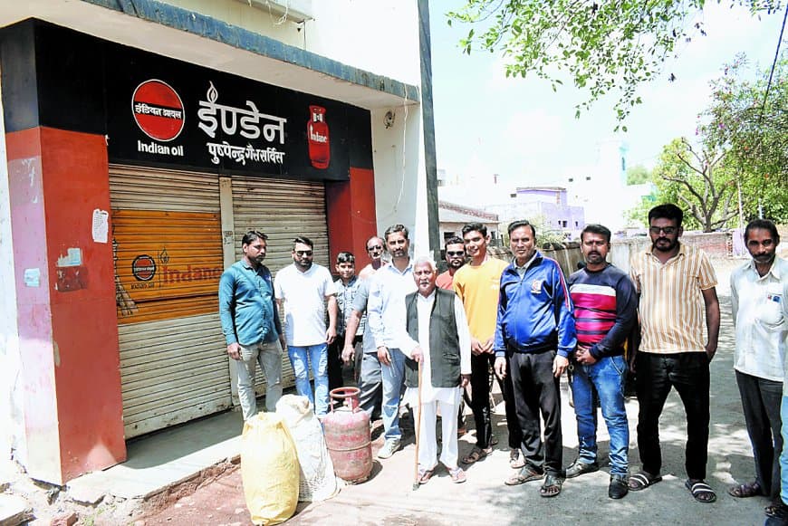 दो दिन से एजेंसी बंद, 6 दिनों से लगा रहे सिलेंडर के लिए चक्कर