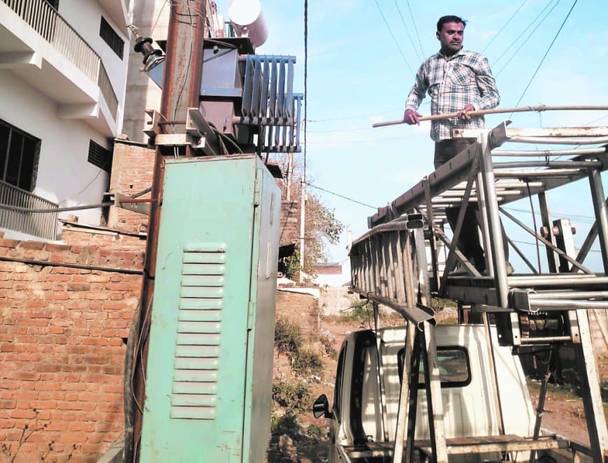 हल्की बारिश में आधा शहर अंधेरे में, बिजली व्यवस्था की खुली पोल