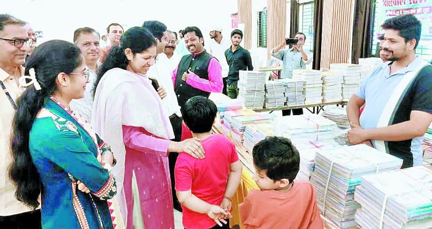 दो दिवसीय पुस्तक मेला: छूट का था वायदा लेकिन अभिभावक लुट गए