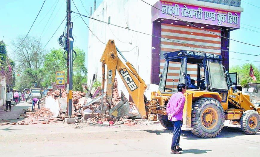जमीन कहीं और खरीदी, रजिस्ट्री में दिखा दी सरकारी जमीन और तान दिया तीन मंजिला मकान, चलेगा बुलडोजर!