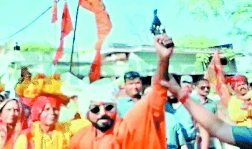 कलश यात्रा में हर्ष फायरिंग, गनमैन ने लोड की रिवाल्वर साधू ने चलाई गोली