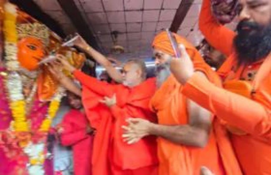 उज्जैन में महाअष्टमी पर उमड़ा श्रद्धा का सैलाब: 28 किमी लंबी नगर पूजा में माता को अर्पित किया गया मदिरा का भोग