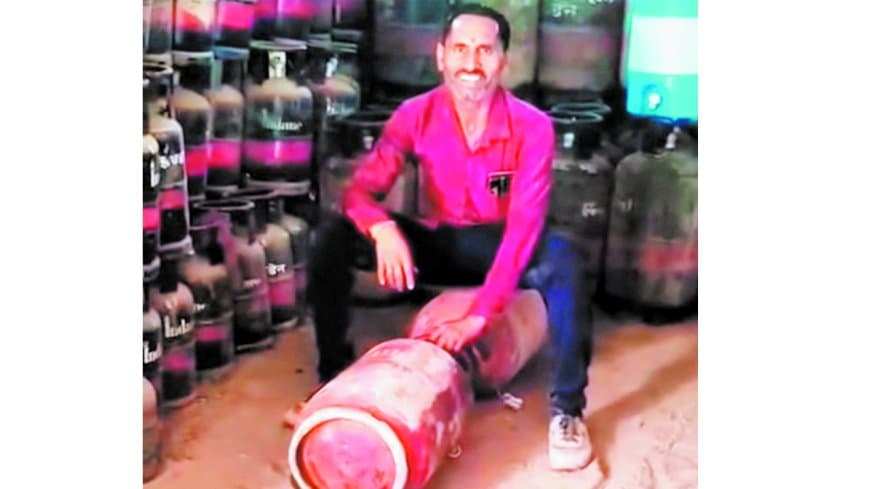 रीवा में गैस एजेंसी गोदाम में अवैध रिफिलिंग का वीडियो वायरल, मचा हड़कंप