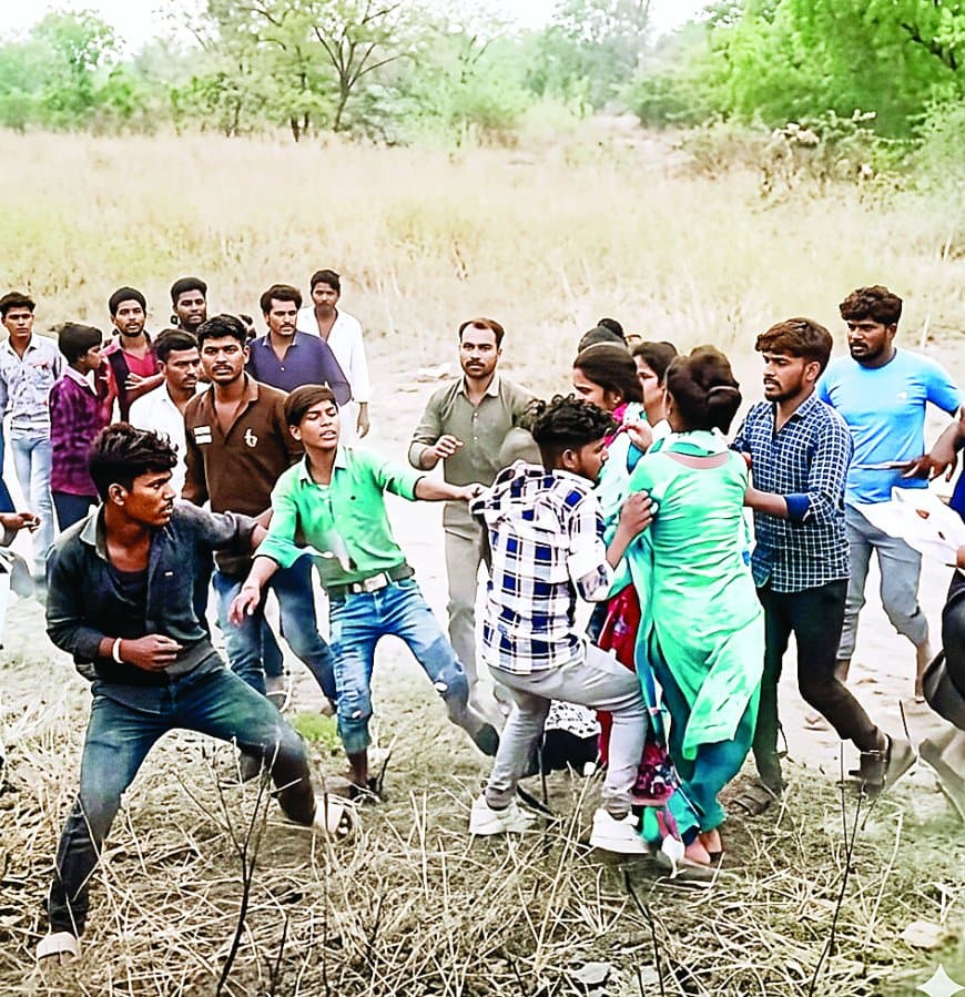 रामनवमी मेले में छेड़खानी विवाद, दो युवकों की भीड़ ने जमकर पिटाई की