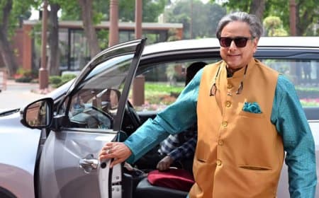 केरलम: थरूर के काफिले पर हमला, सड़क पर घेरी गाड़ी, गनमैन को पीटा